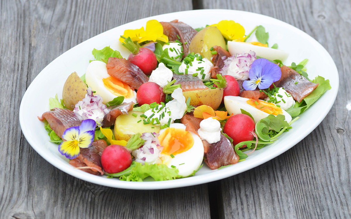 En tallrik med matjes från Abba. PÅ fatet finns även ägg, sallad och allt ser gott och fräscht ut. a