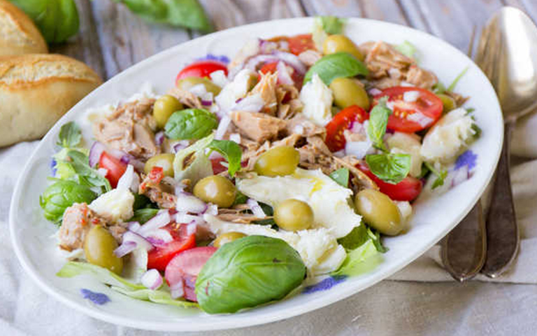 italiensk-tonfisksallad-med-oliver-och-mozzarella2