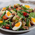 Tonfisksallad med ägg och oliver