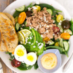 Tonfisksallad med avokado och srirachamajonnäs