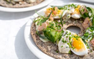 Dragonsill med dijon och ägg på knäckebröd