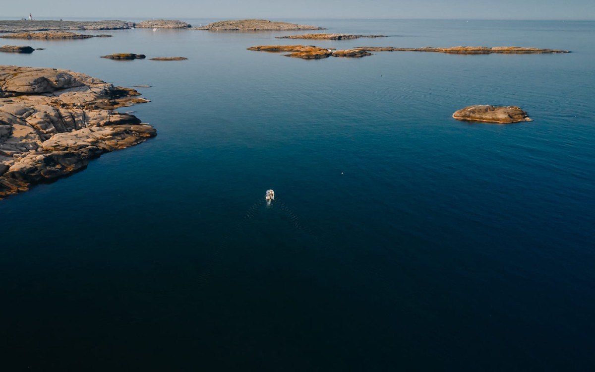 Båt i havet nära kusten