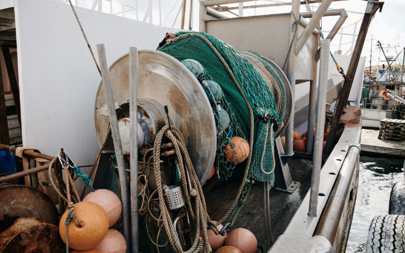 Fiskenät och redskap på en fiskebåt