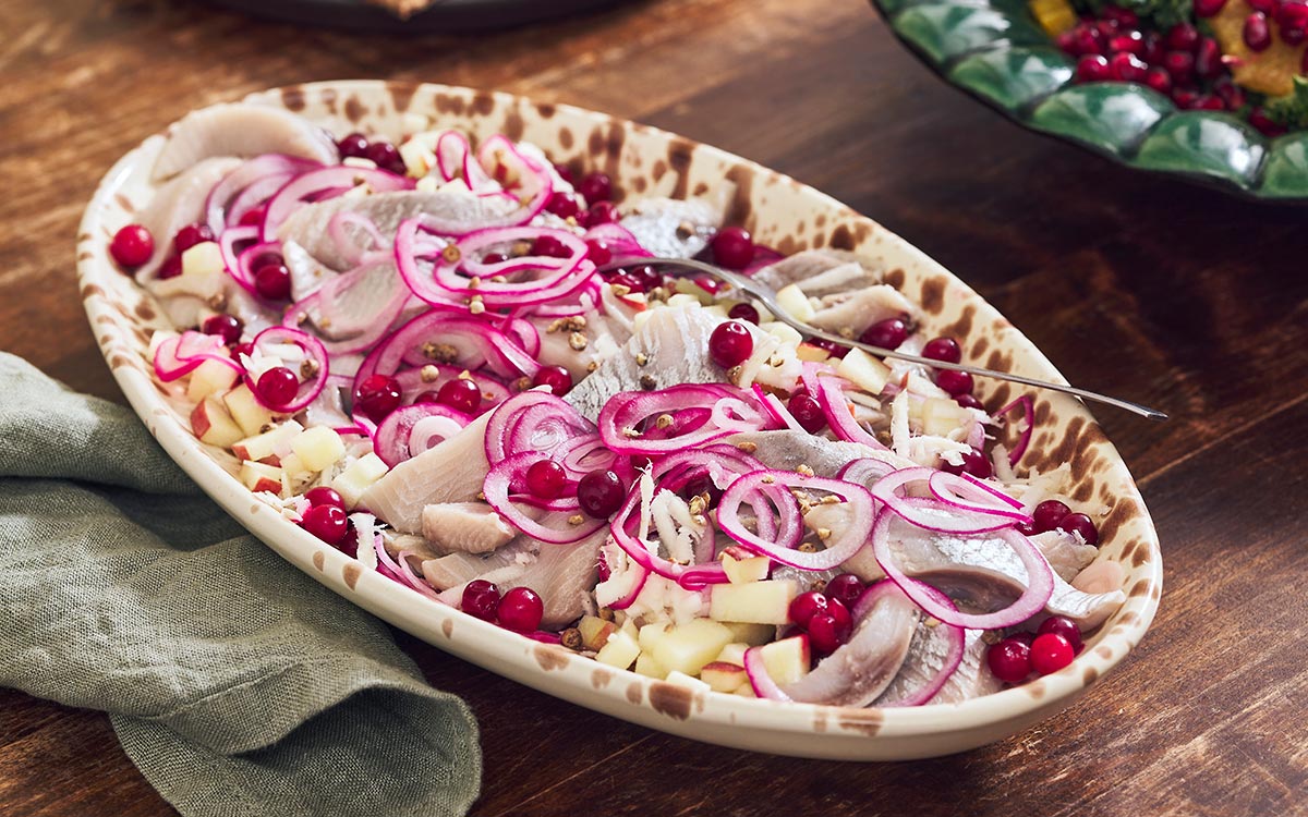 Inlagd sill med äpple, lingon och pepparrot