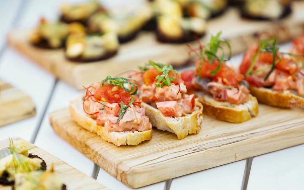 CHILI AIOLI SILL MED TOMAT PÅ GRILLAD BRUSCHETTA Abba