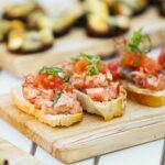 Chili aioli sill med tomat på grillad bruschetta