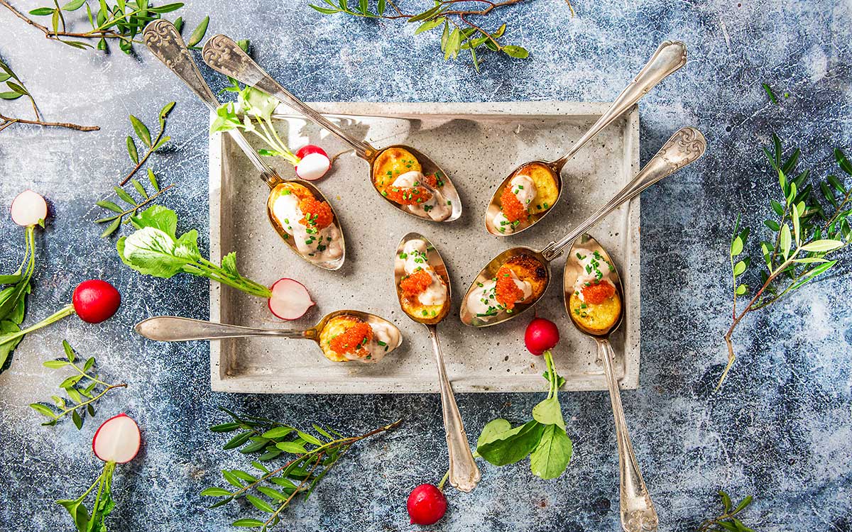 Snittar med rostad potatis, västkustmajo, stenbitsrom toppat med gräslök