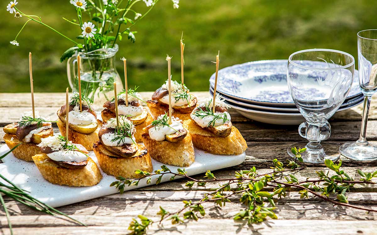 Snittar med rostad potatis, matjessill & brynt smör recept