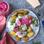 Tallrik med parmesanpanerad pankopotatis med sillröra och picklad rödlök, förpackning med Abba fem-minuters-sill