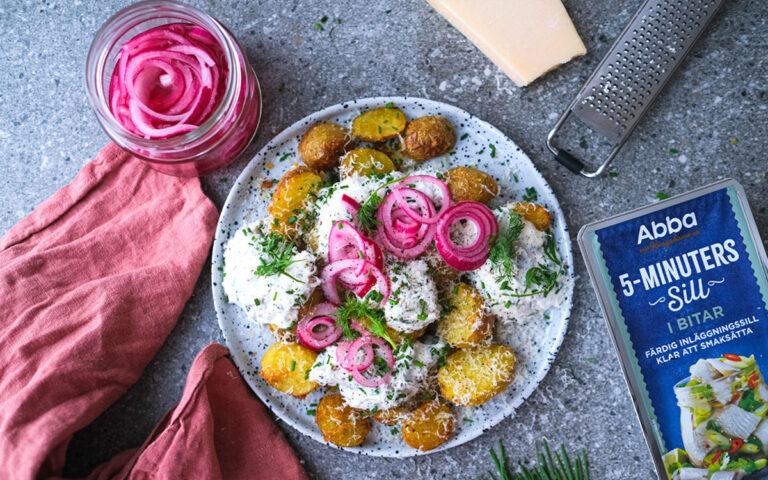 Tallrik med parmesanpanerad pankopotatis med sillröra och picklad rödlök, förpackning med Abba fem-minuters-sill