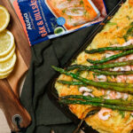 Fiskgratäng med Abba Middagsklart Räk & Dillsås, toppad med räkor och sparris