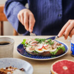 Sillmacka med Kalles sill, sallad, rädisor och gräslök.