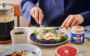 Sillmacka med Kalles sill, sallad, rädisor och gräslök.