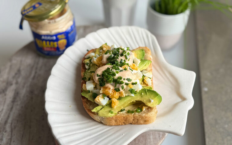 Rostmacka med avokado, ägg, Kalles Sill och gräslök