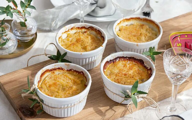 Små portionsformat i porslin med janssons frestelse.