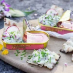Klassisk gubbröra serverad ur Grebbestads ansjovis burk på en skärbräda med knäckebröd