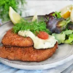 Tallrik med panerad rödspätta med remoulad, dill, stenbitsrom och sallad