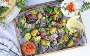 Matjestallrik med färskpotatis, brynt smör och romsås