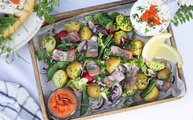 Matjestallrik med färskpotatis, brynt smör och romsås