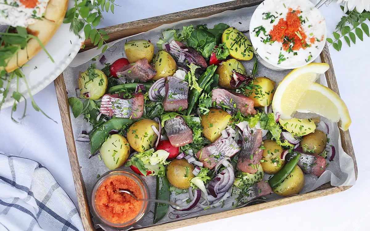 Matjestallrik med färskpotatis, brynt smör och romsås