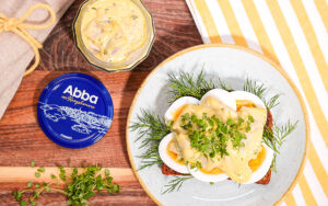 Tallrik med skivade ägg på kavring och Abba Dijonsenapssill.