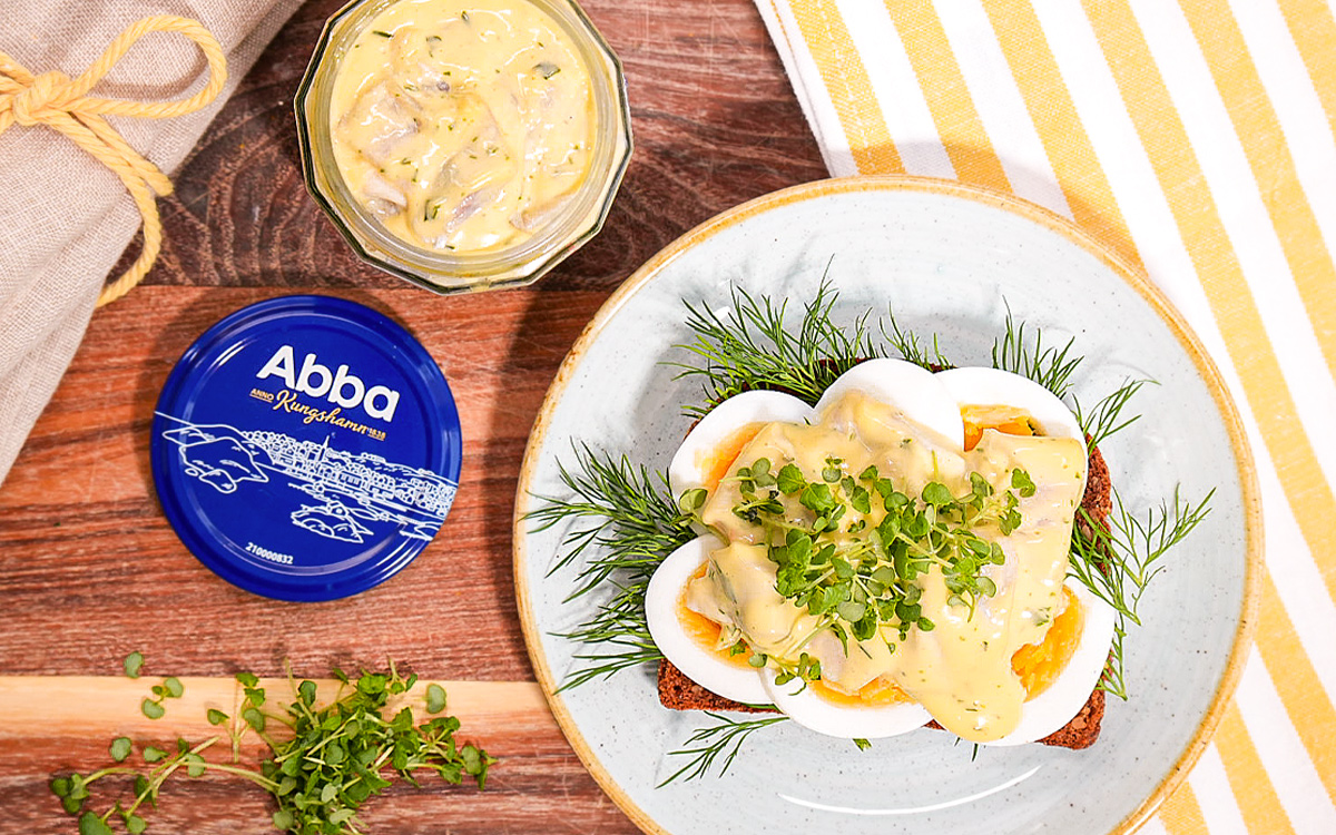 Tallrik med skivade ägg på kavring och Abba Dijonsenapssill.