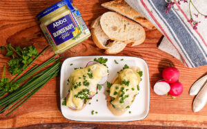 Franska baguettesnittar med ABBA Dijonsenapssill toppade med gräslök.