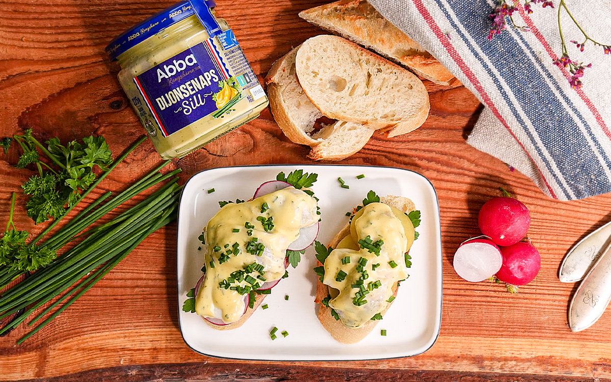 Franska baguettesnittar med ABBA Dijonsenapssill toppade med gräslök.